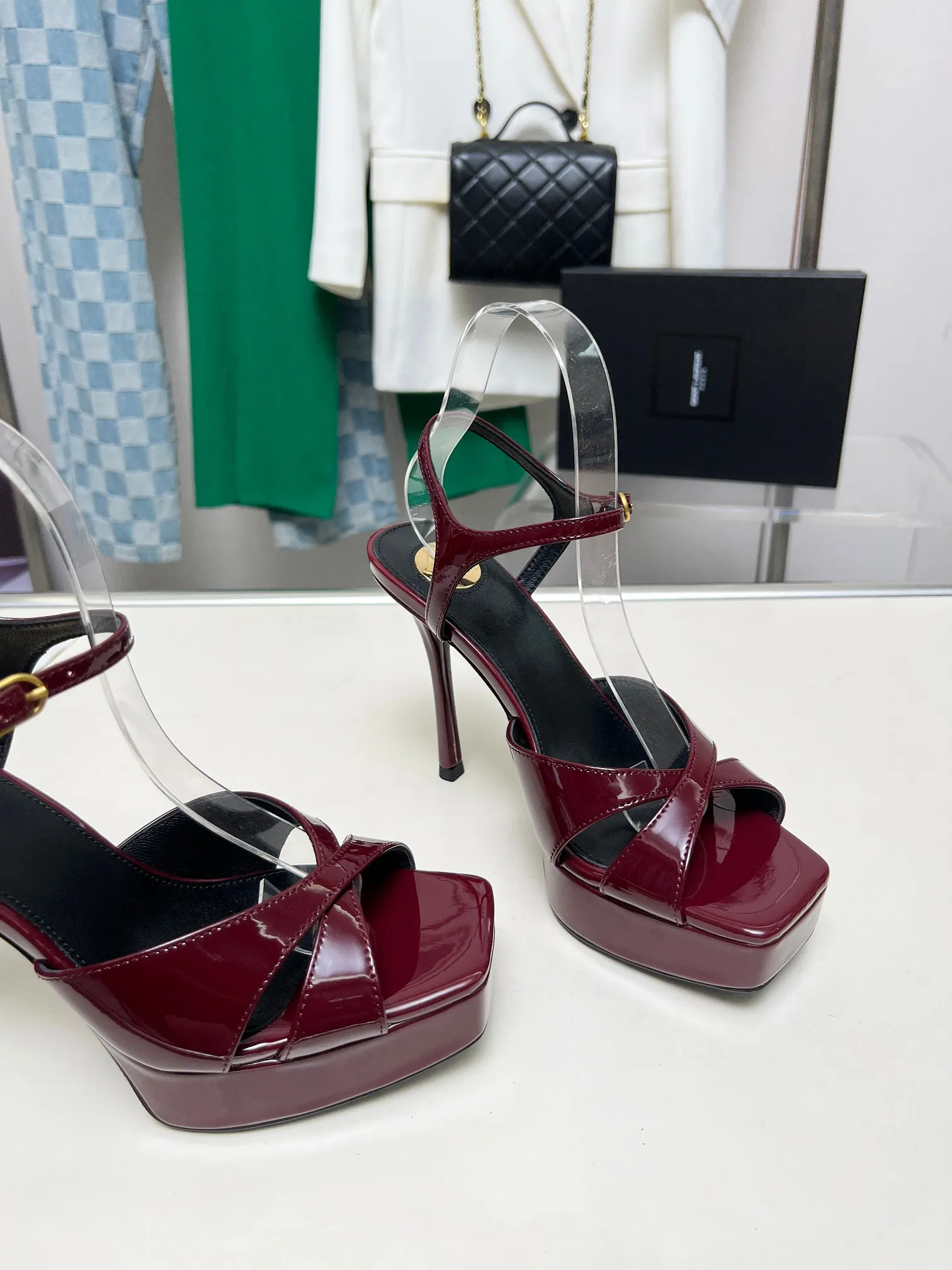 👟👟Ex-factory price 640👟👟 Saint Laurent YSL Saint Laurent sandals Upper: sheepskin surface Size 35-42 (42 is custom-made and non-returnable) Heel height 8.5cm Water platform height 2.5cm Leather outsole 2642-12